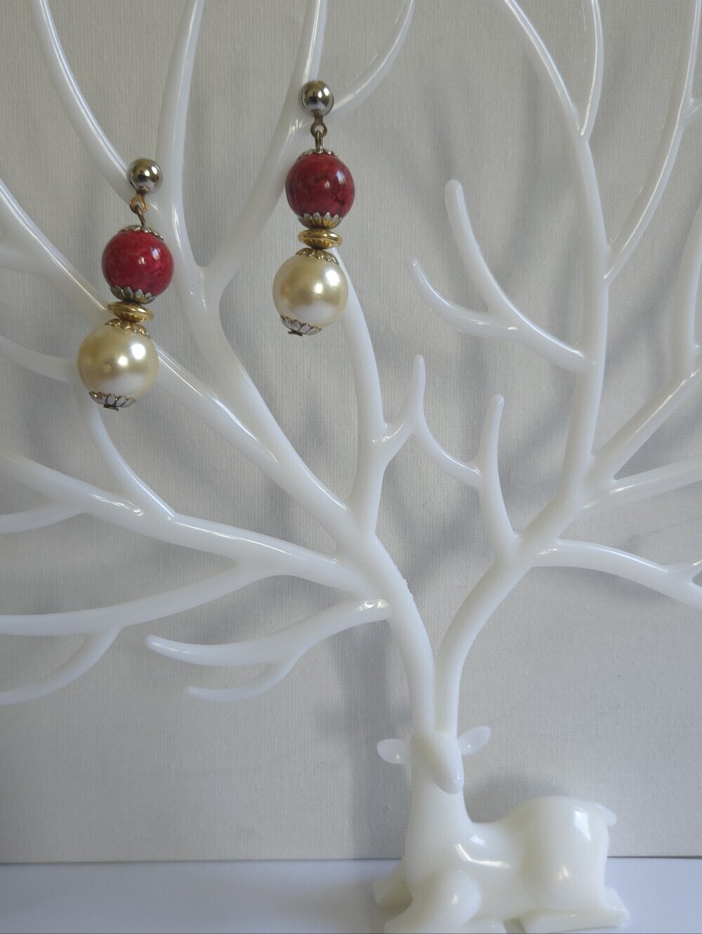 Vintage 1980s Red & Faux Pearl Dangle Earrings Mixed‎ Metal Bead Drop Post - Picture 7 of 8